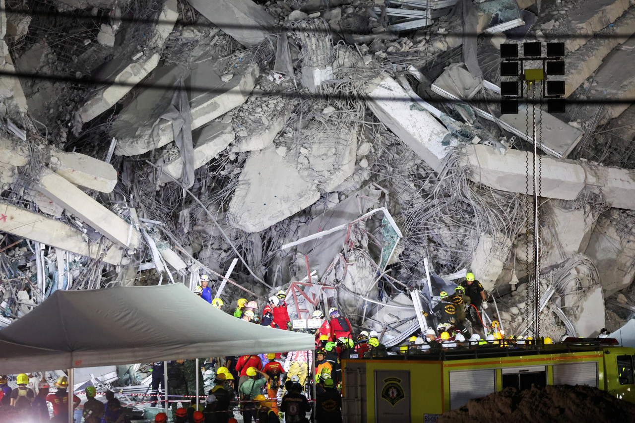 Desesperación tras terremoto en Birmania y Tailandia. Foto: Reuters/Athit Perawongmetha