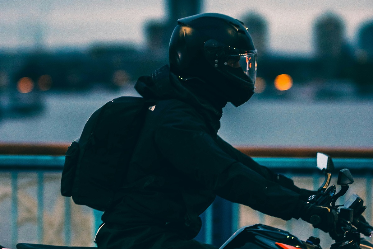Motos; motociclista.
