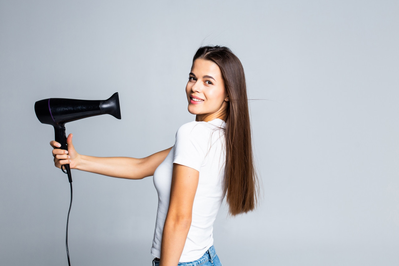 El truco casero para alisar el pelo. Foto Freepik