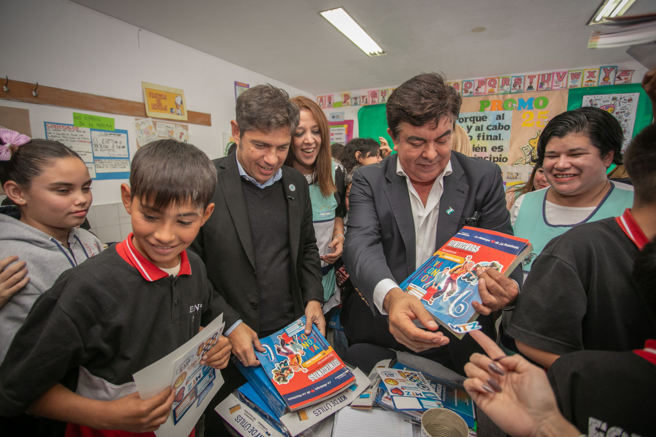 Fernando Espinoza y Axel Kicillof entregaron un millón de manuales y kits escolares. Foto: Prensa.