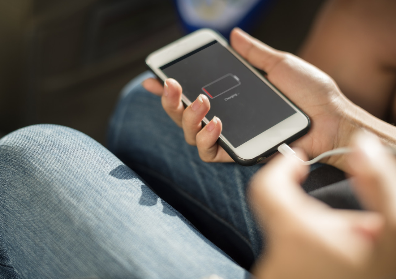 Los peligros de cargar el celular en un lugar público. Foto: Freepik.