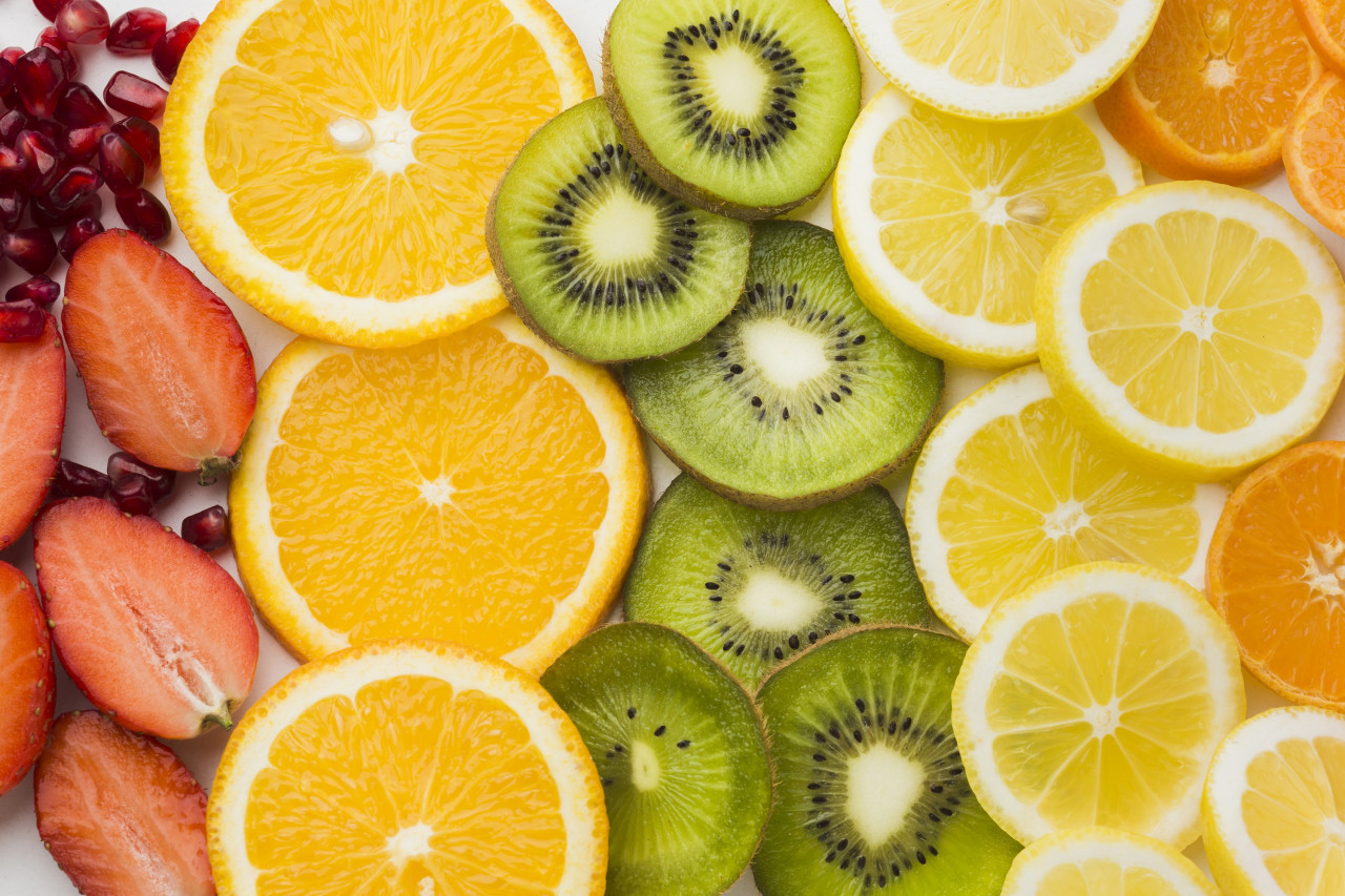 Algunas frutas ricas en antioxidantes y vitaminas esenciales ayudan a prevenir infecciones respiratorias. Foto: Freepik.