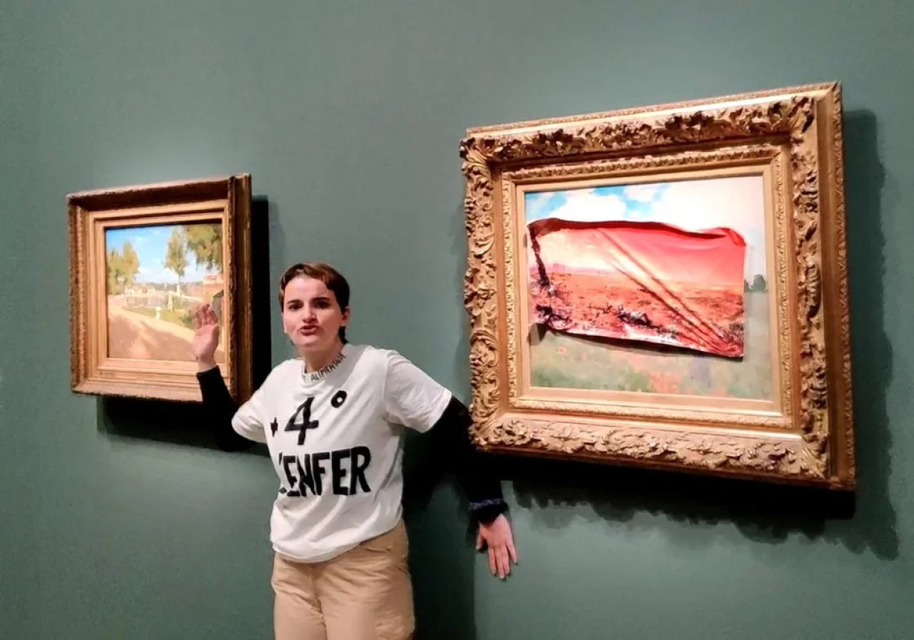Activista vandaliza un cuadro de Monet en un museo de París. Foto: NA.