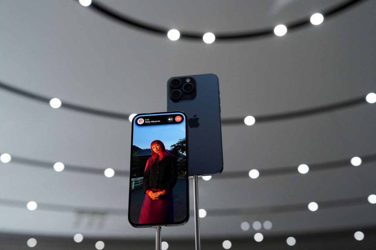 Los iPhones que no podrán recibir la actualización a iOS 26. Foto: Reuters/Loren Elliott.