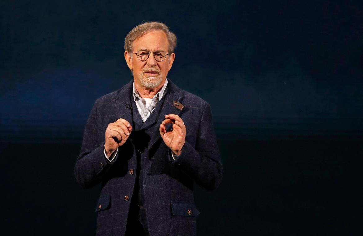 Apple entra a la transmisión de video, las noticias, los videojuegos y tarjetas, televisión, Spielberg, REUTERS