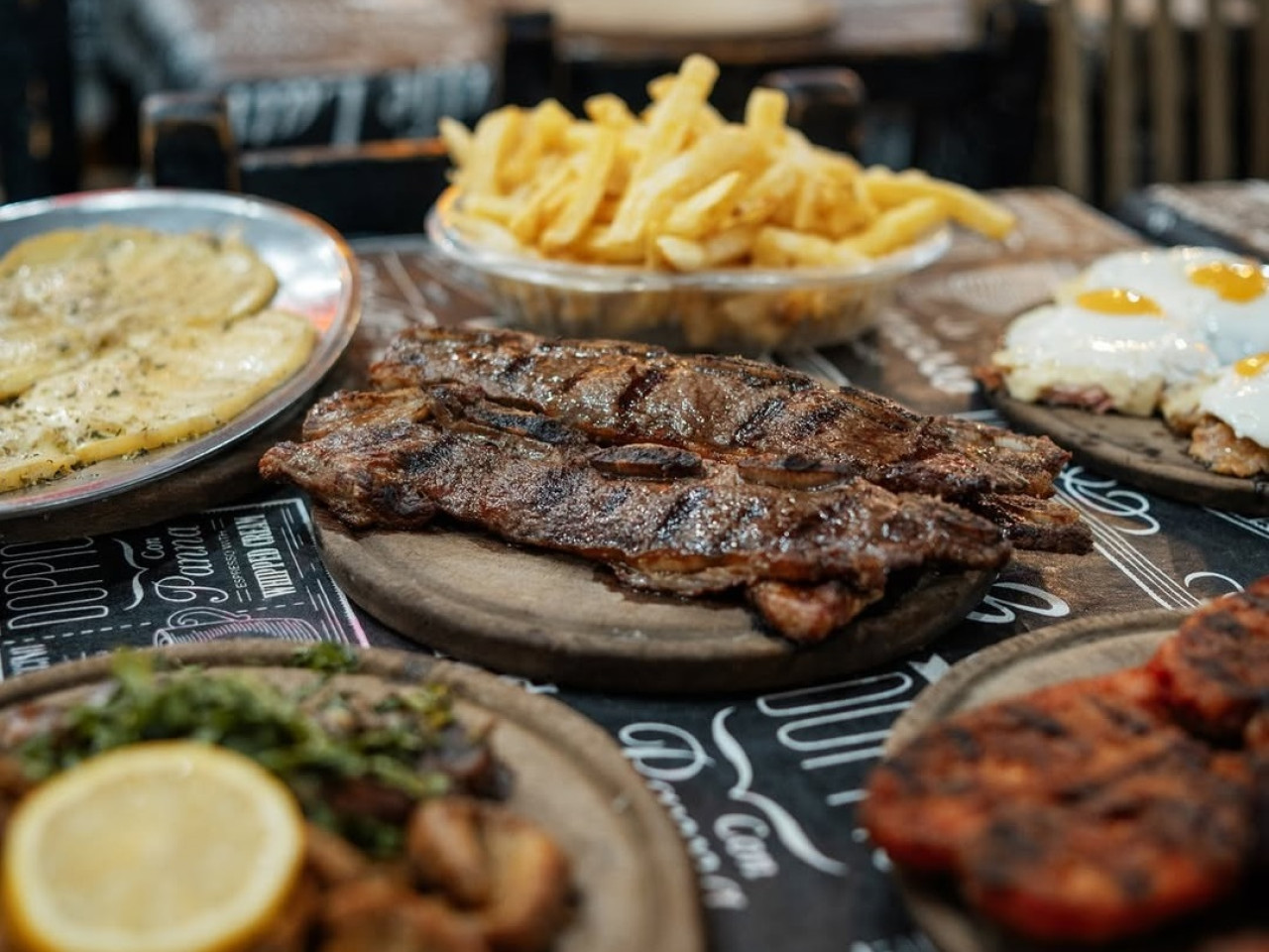 Platos de la parrilla El Tano. Foto: Instagram el_tano_debenedetti.