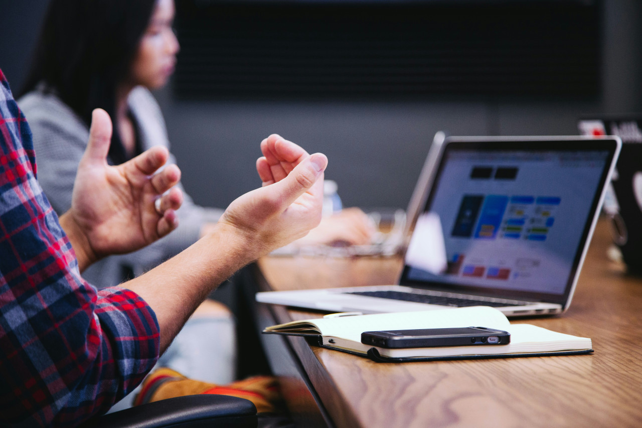 Google impulsa la inclusión digital con 15.000 becas en inteligencia artificial. Foto: Unsplash.