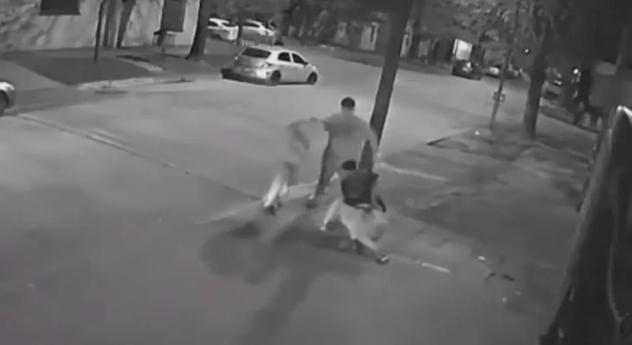 Brutal golpiza en patota a un adolescente a la salida de un boliche en Colón. Foto: NA.