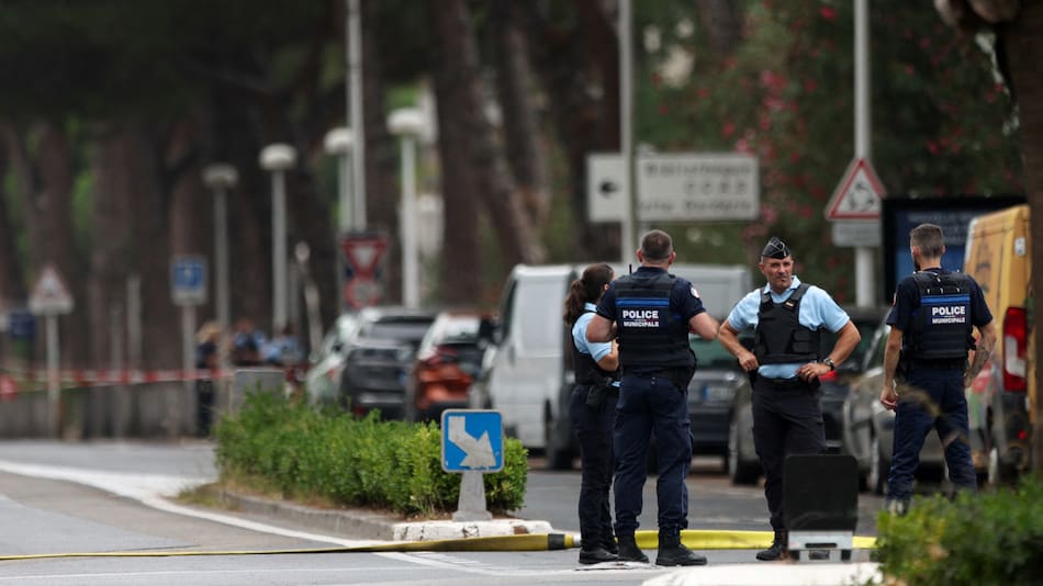Un policía francés, herido en un incendio intencional frente a una sinagoga. Foto: Reuters.
