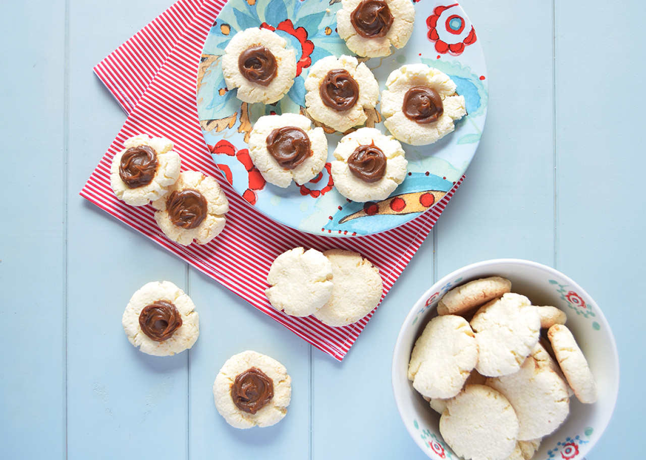 Pepas de coco y dulce de leche sin gluten. Foto: Unsplash.