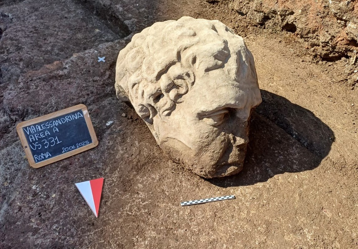 La cabeza de mármol descubierta en Vía Alessandrina, Roma.