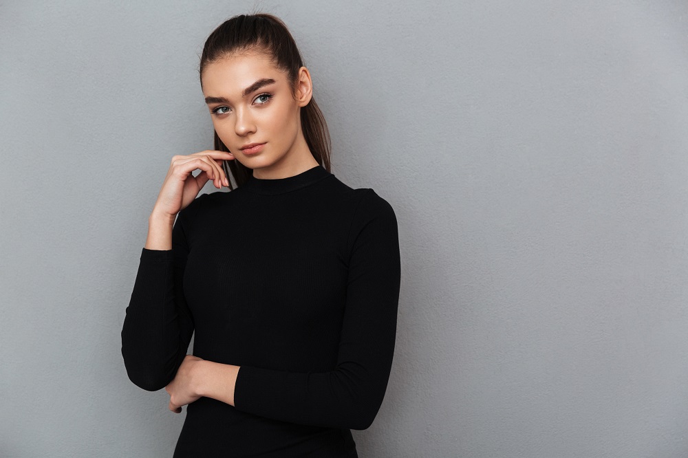 Look total black. Foto: Freepik.