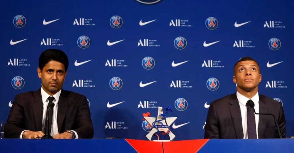 Kylian Mbappé y el presidente del PSG, Nasser Al-Khelaïfi. Foto: Reuters.