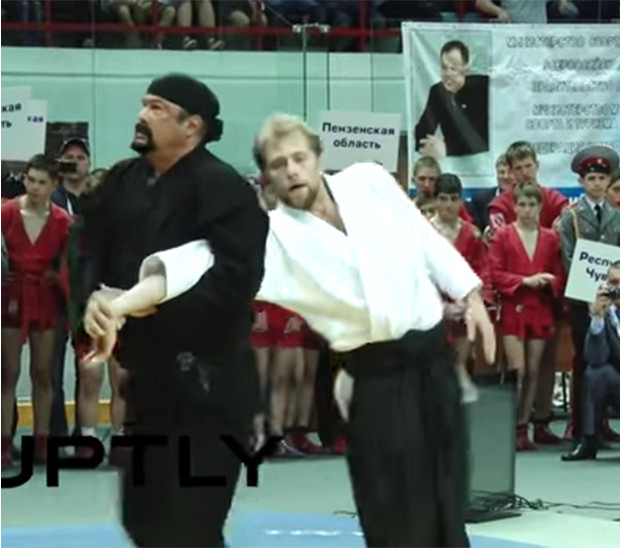 Steven Seagal derrota a dos luchadores rusos (Youtube)