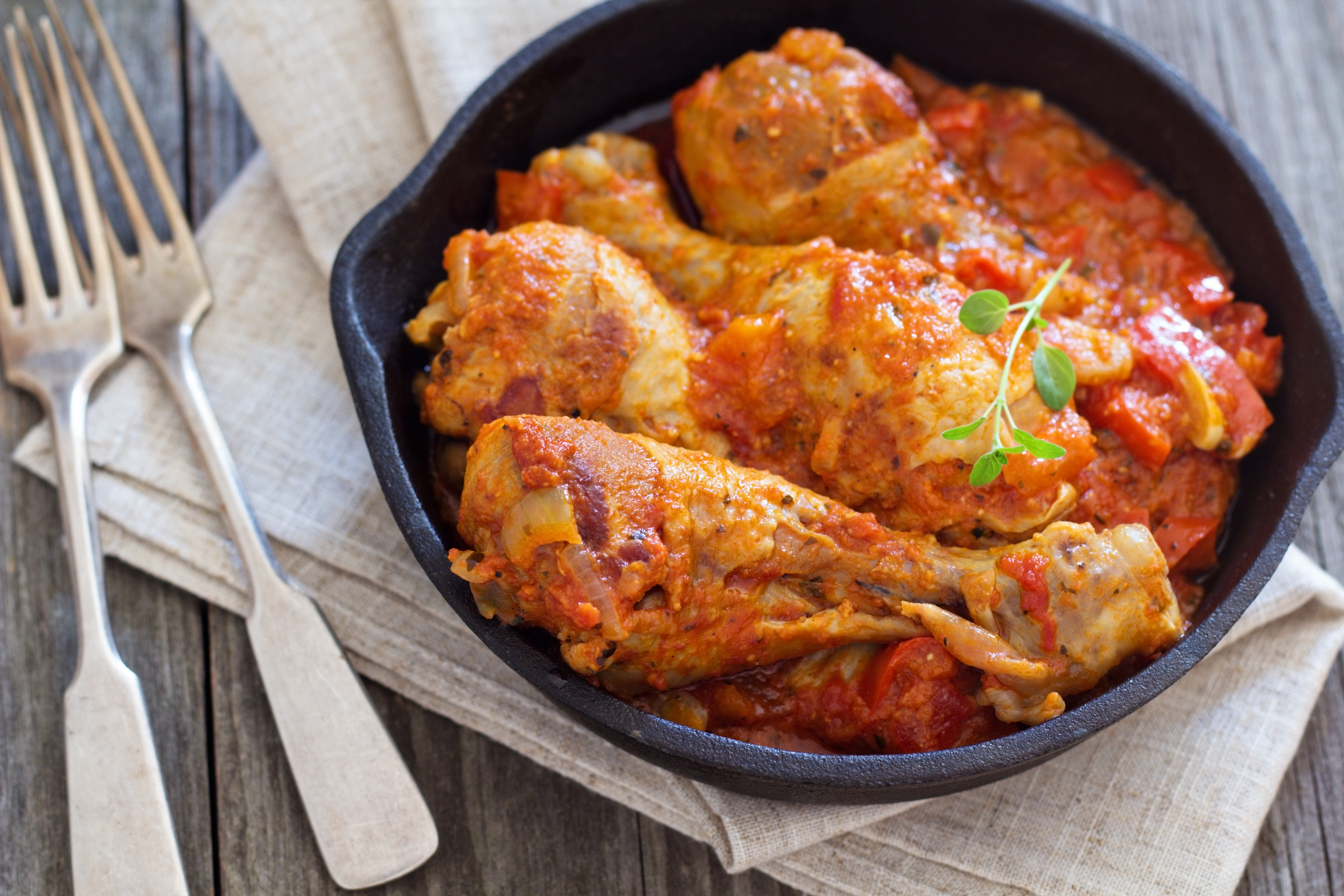 El pollo es una de las carnes más elegidas para un guiso.