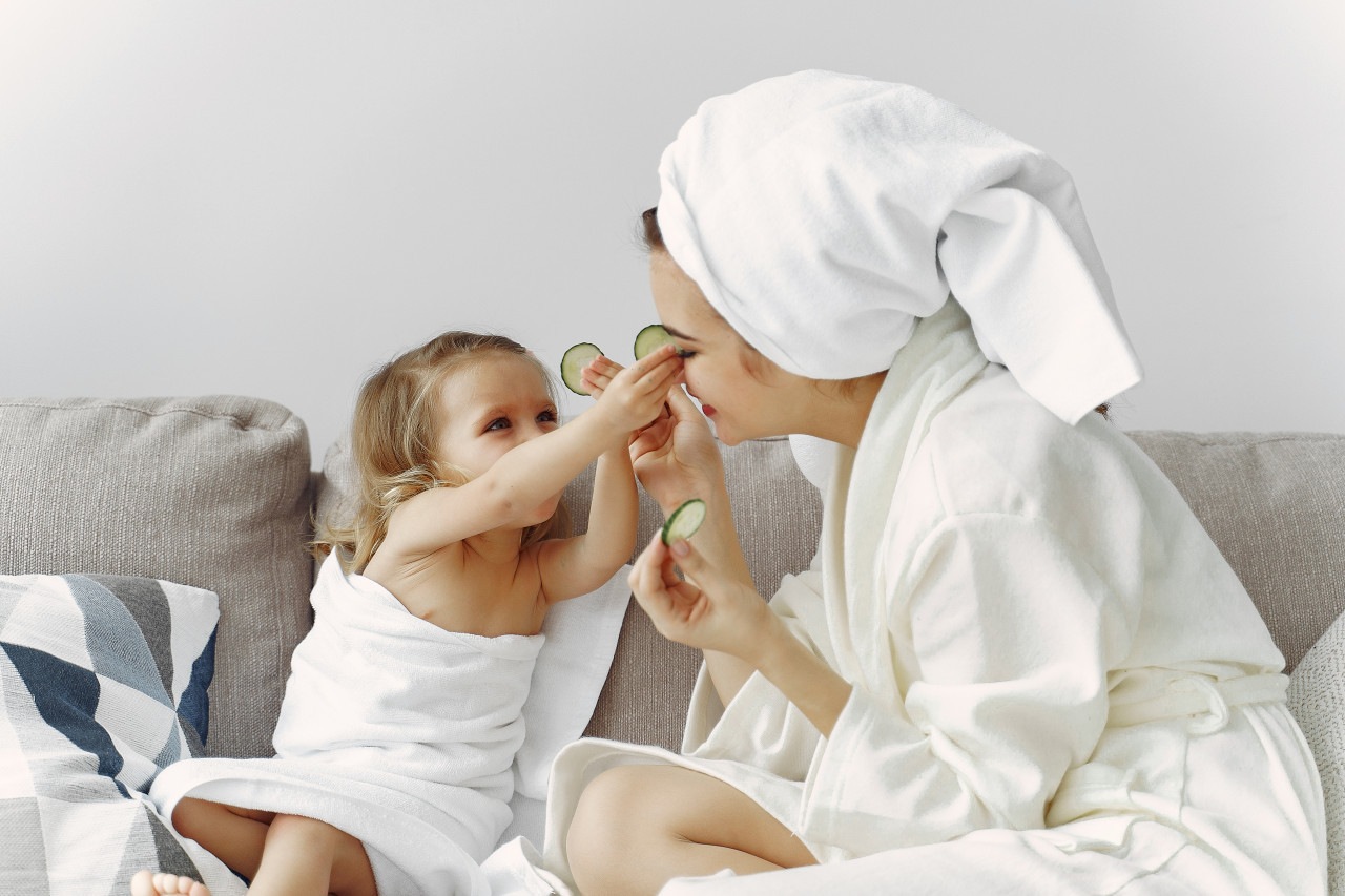 Muchos de los productos cosméticos promovidos en redes sociales no están diseñados para la piel infantil. Foto: Freepik.