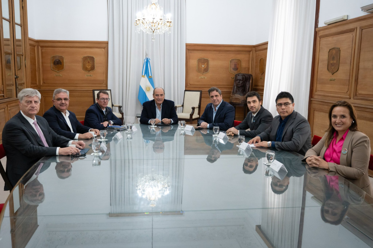 Guillermo Francos junto a gobernadores