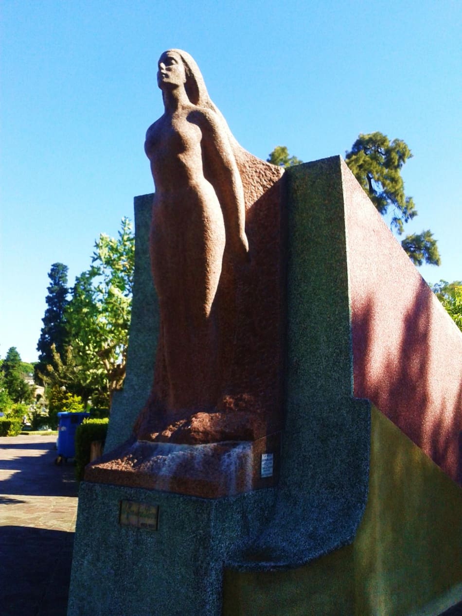Tumba de Alfonsina Storni en el Cementerio de la Chacarita