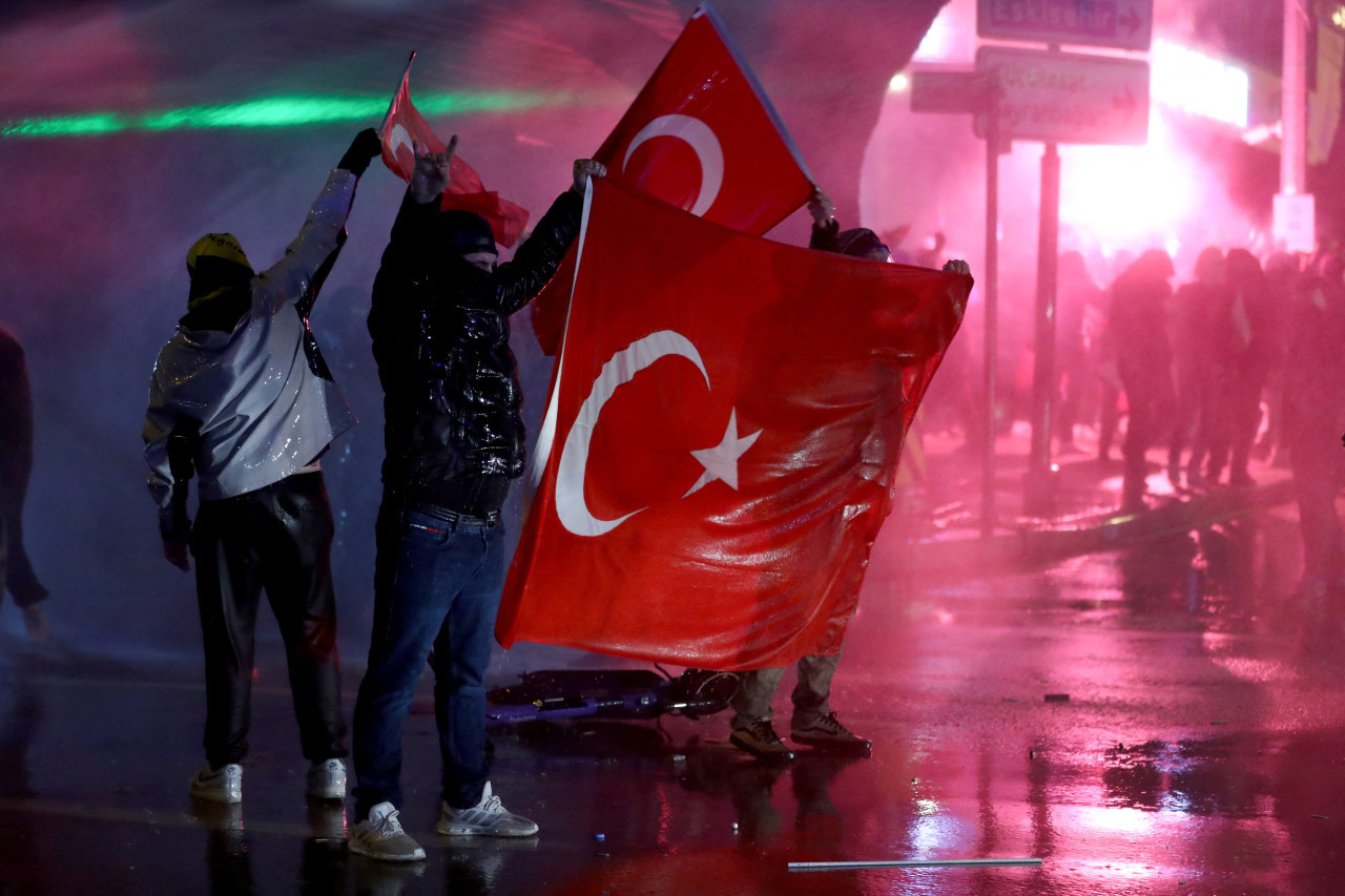 Turcos en una protesta el día en que el alcalde de Estambul, Imamoglu, fue encarcelado. Foto: Reuters/Cagla Gurdogan.