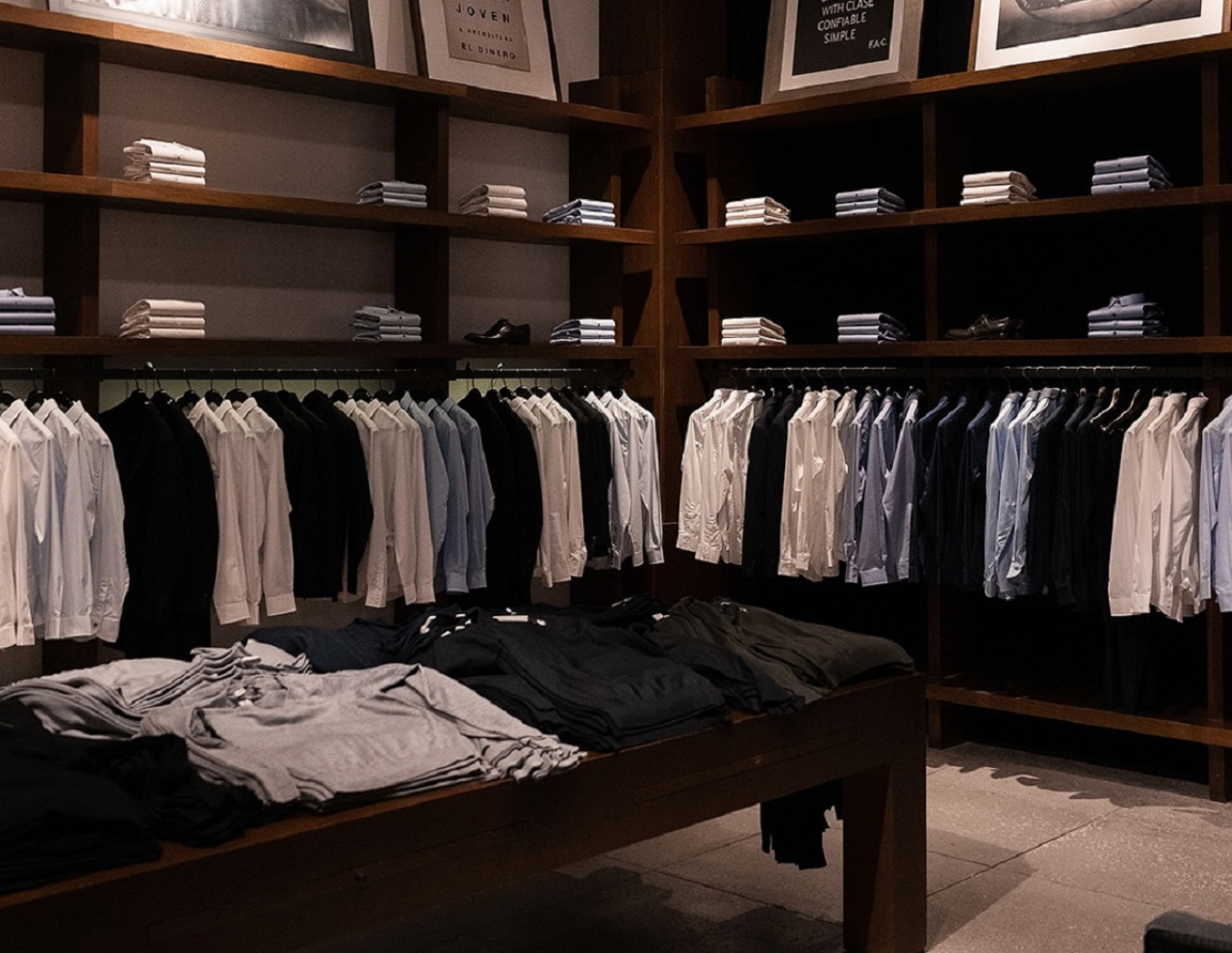 Etiqueta Negra anunció rebajas en sus prendas. Foto: Instagram @etiquetanegra