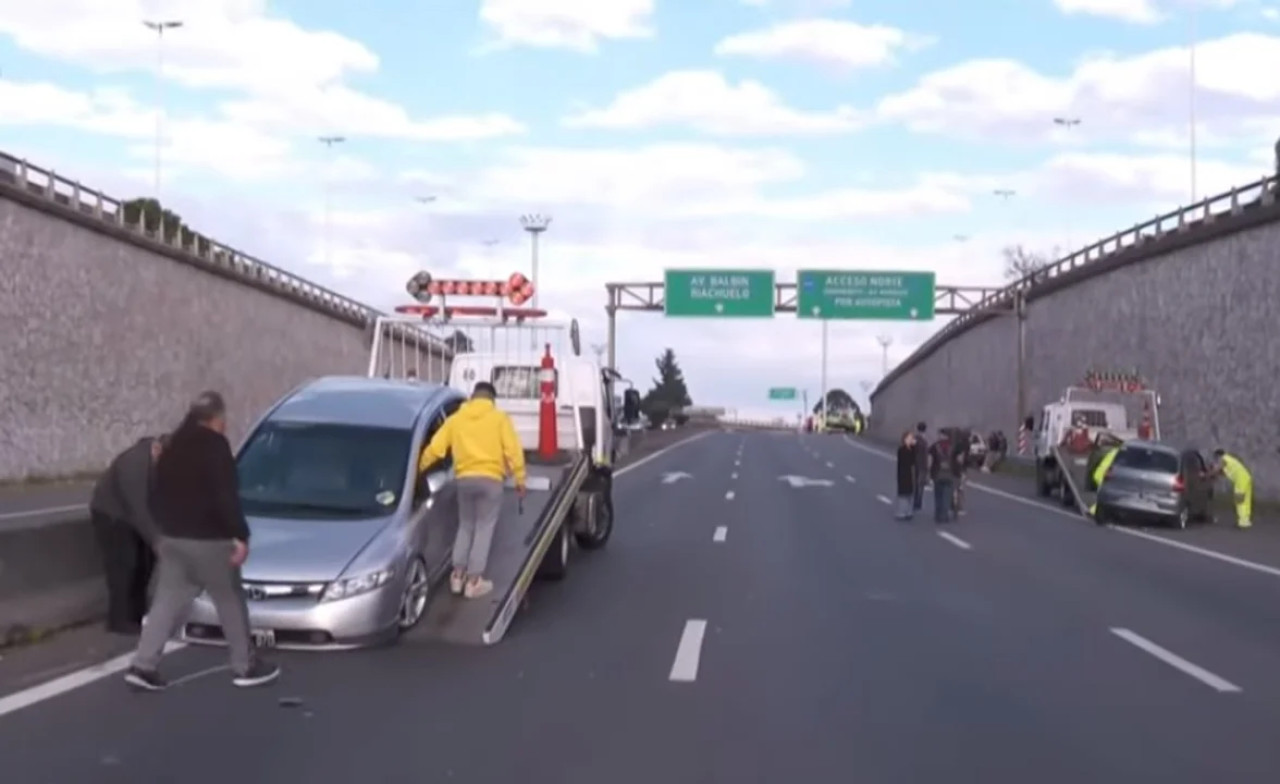 Dos de los autos involucrados en el accidente de tránsito en la Avenida General Paz. Foto: NA.
