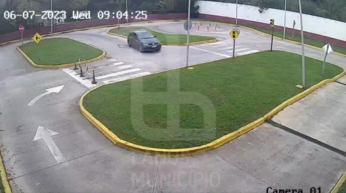 Vuelco de una conductora que realizaba el examen de manejo en Lanús. Foto: Captura de video.