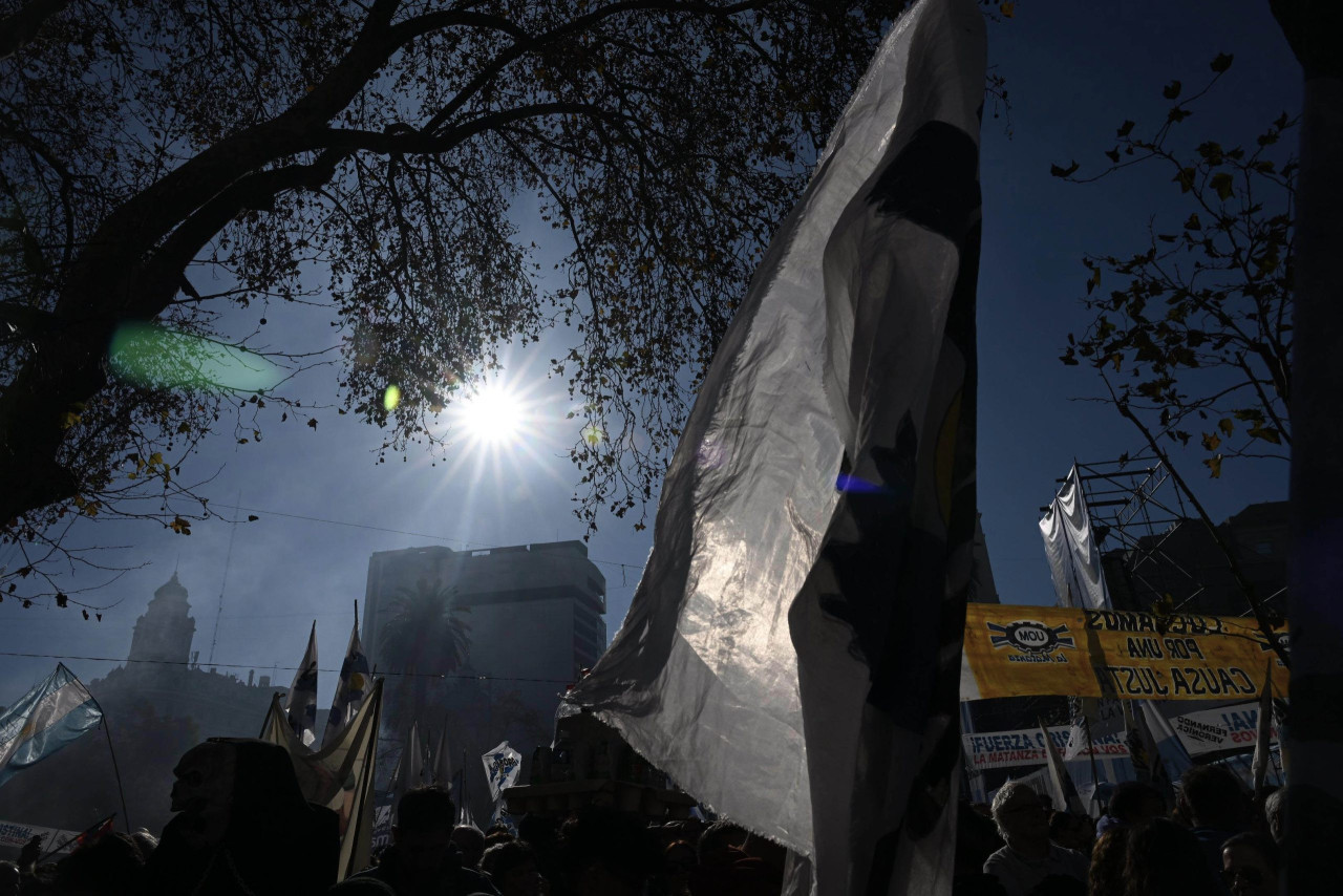 Las columnas de Simpatizantes y militantes que arribaron a Plaza de Mayo, en el marco del acto convocado en respaldo a Cristina Fernández. FOTO: JUAN FOGLIA/NA.