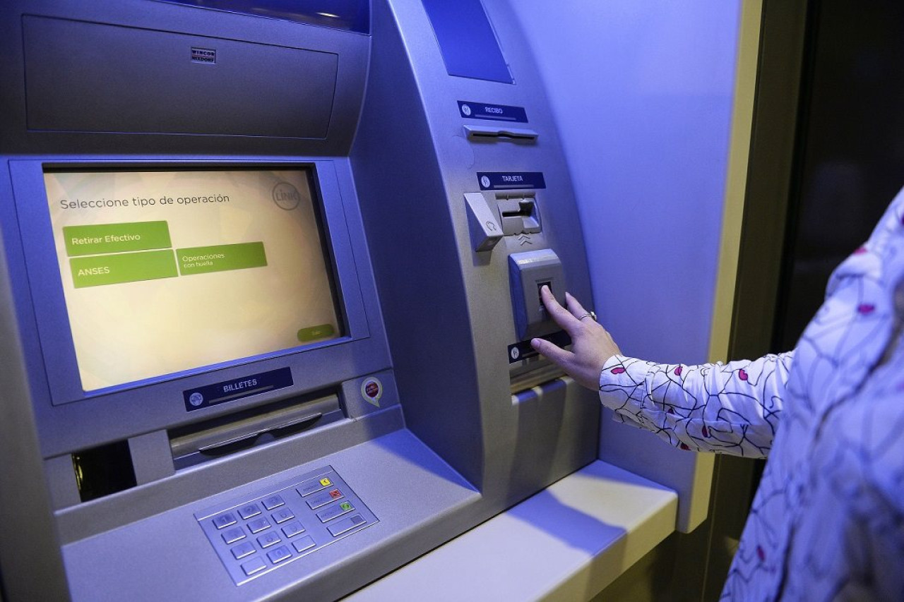 Nuevos límites de extracción en los cajeros automáticos. Foto: Reuters.