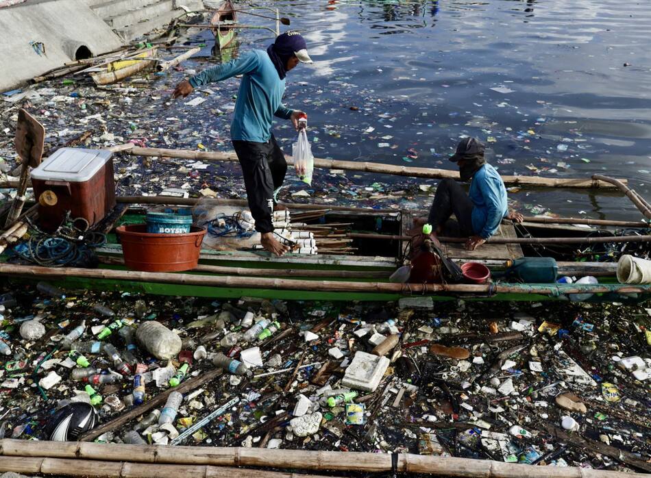 Fotografía de archivo, tomada el 03/06/2025, que muestra a un barquero en la costa de la bahía de Manila, Filipinas. EFE/ Francis R. Malasig