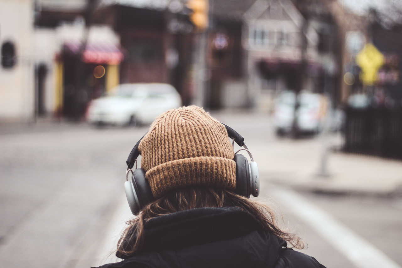 Escuchar música. Foto: Unsplash.
