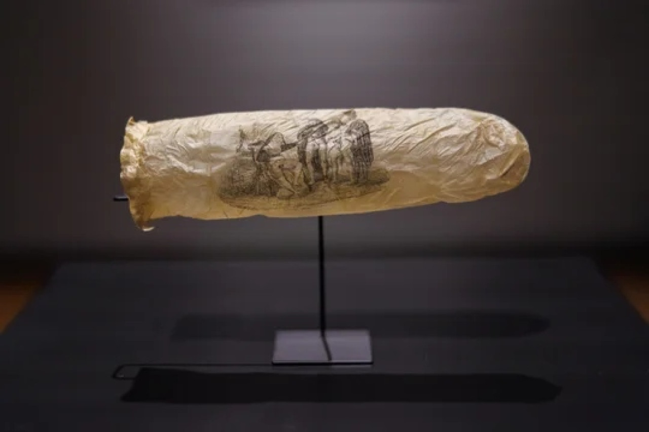 El condón en exposición en Amsterdam tiene unos 200 años. Fuente: NA