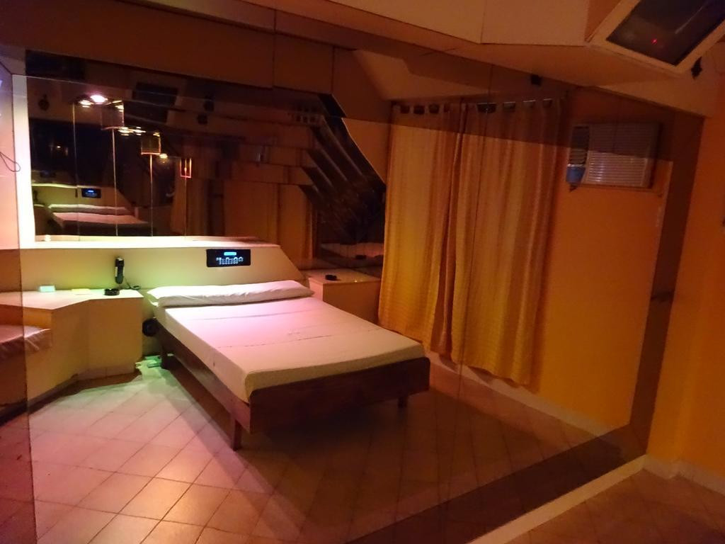 El joven irrumpió cuarto por cuarto para finalmente dar con su novia. Foto: Archivo.