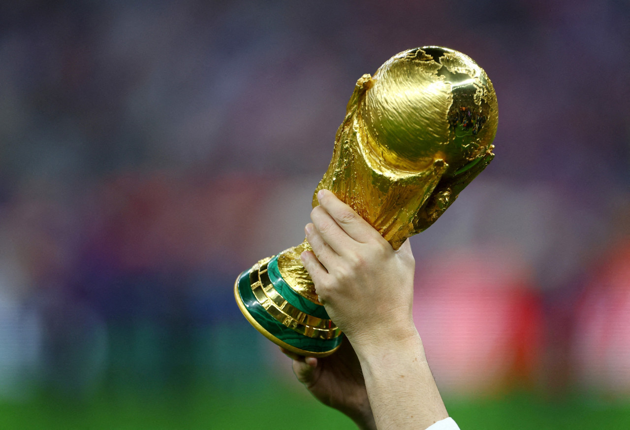 El trofeo de la Copa del Mundo que será levantado por uno de los 48 participantes. Foto: Reuters/Hannah Mckay.