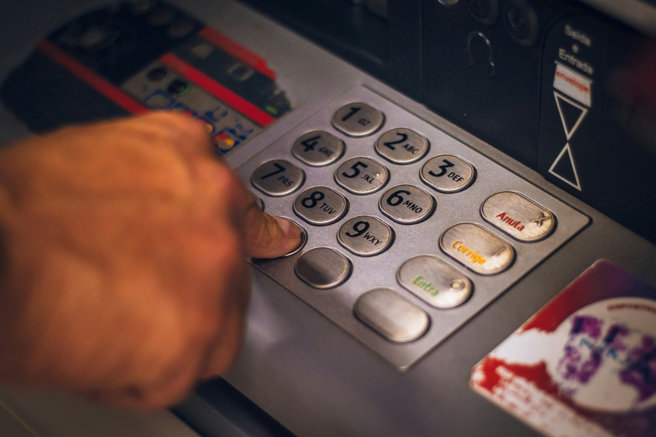 Cajeros automáticos. Foto: Unsplash.