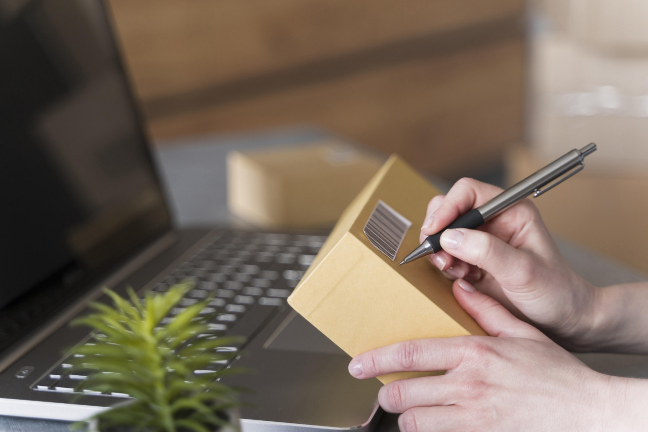 Compras online y envíos internacionales. Foto: Freepik.