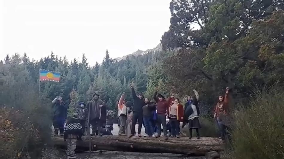 Mapuches bloquean acceso a un predio ocupado en Villa la Angostura. Foto: Facebook
