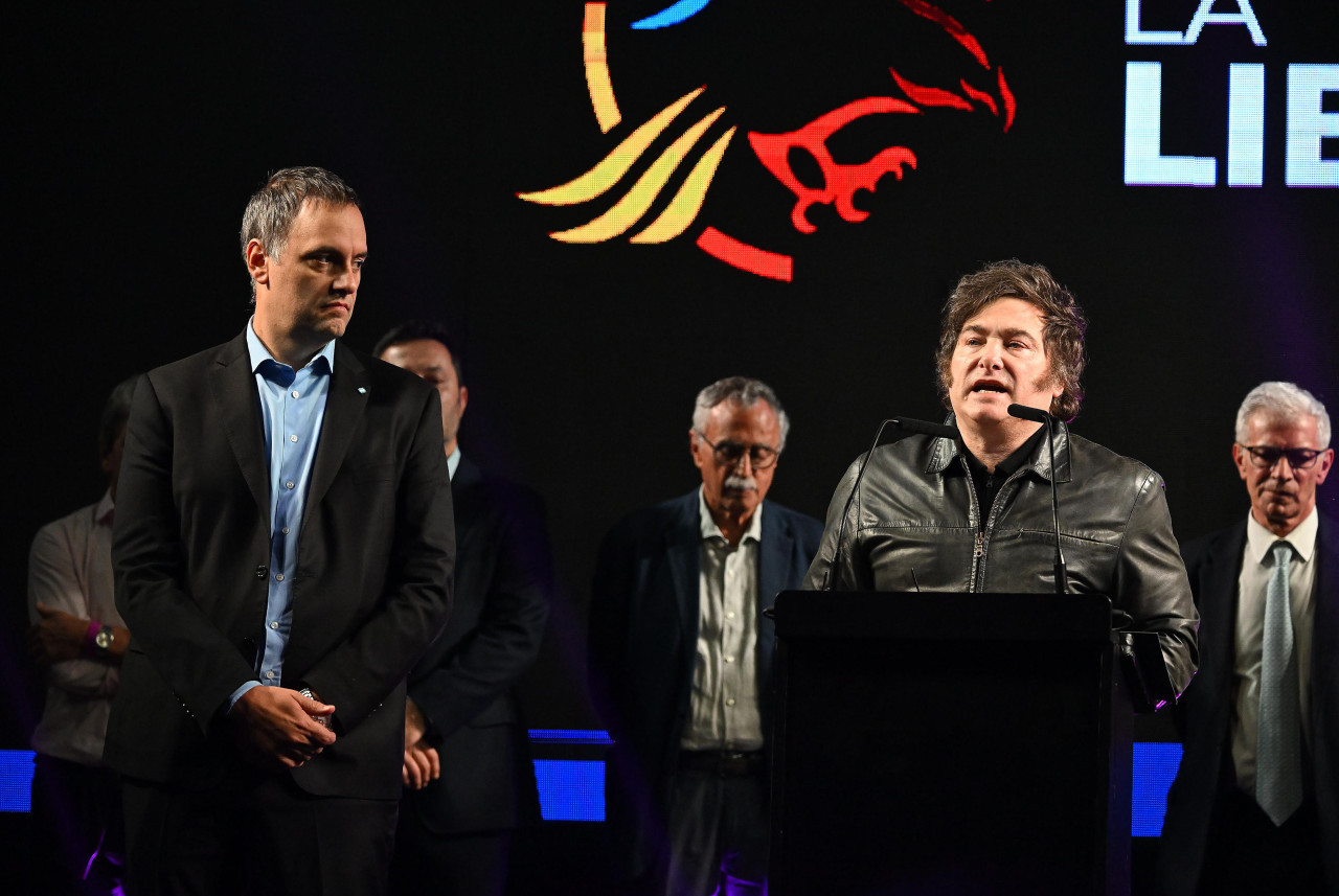 Manuel Adorni y Javier Milei. Foto: Juan Foglia/NA.