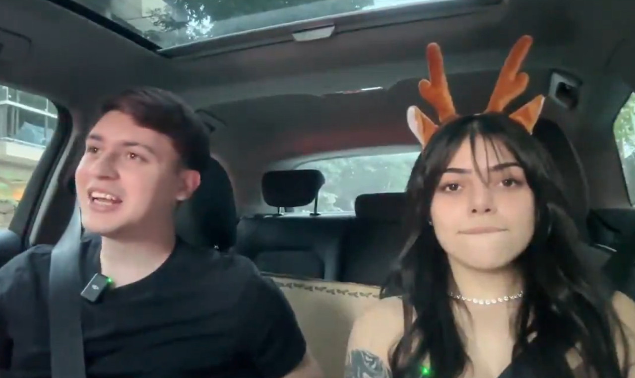 La youtuber Milica en el auto antes de sufrir el robo. Foto: captura video.