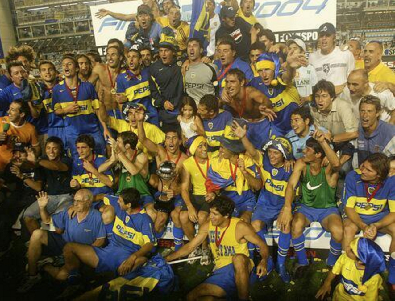 El futbolista fue campeón con Boca de la Sudamericana 2004. Foto: X @la12tuittera