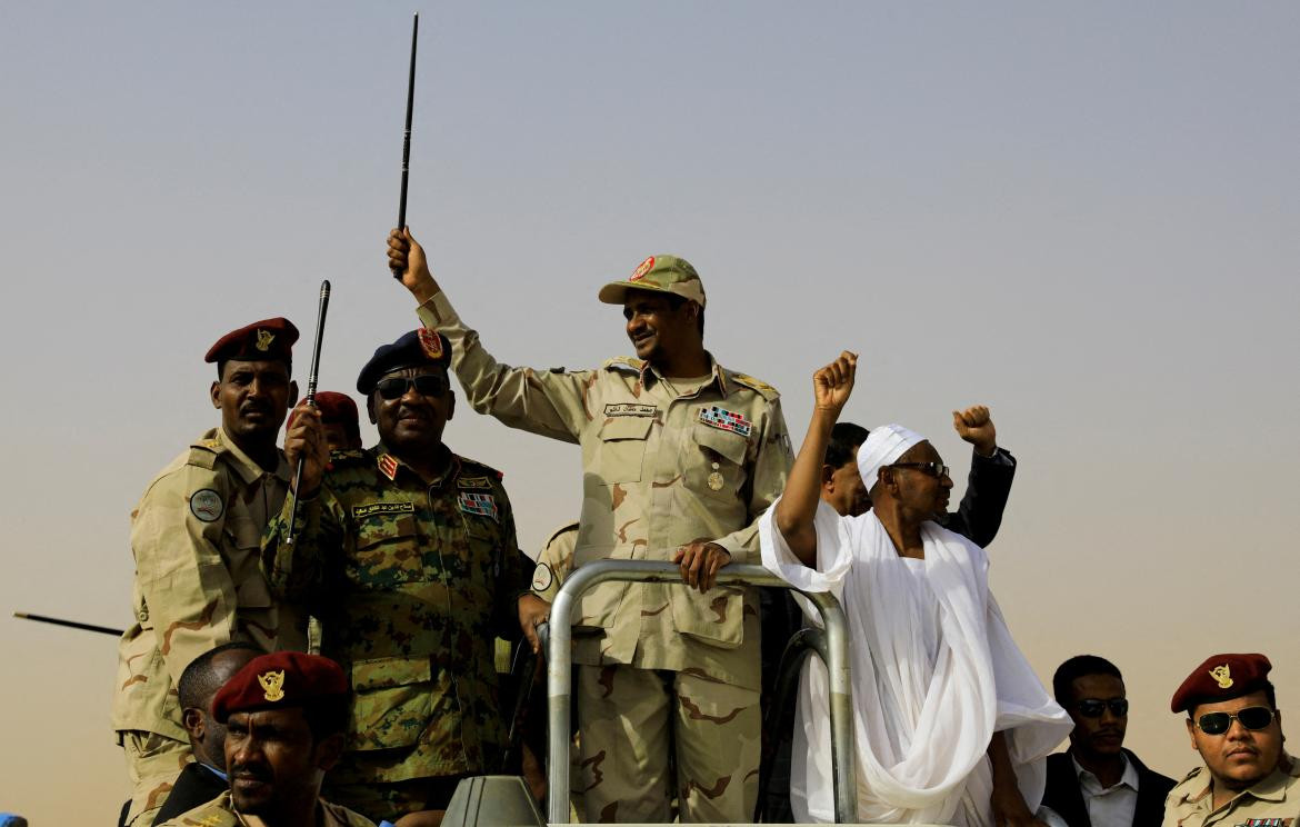 El teniente general Mohamed Hamdan Dagalo, subjefe del consejo militar y jefe de las Fuerzas de Apoyo Rápido (RSF) paramilitares, saluda a sus seguidores