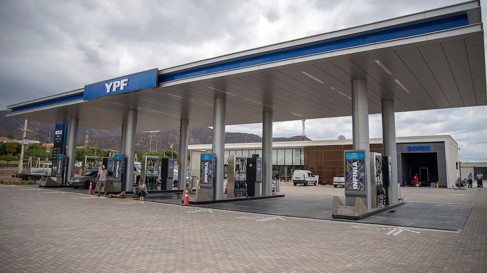 YPF baja sus precios a partir de este jueves. Foto: EFE.