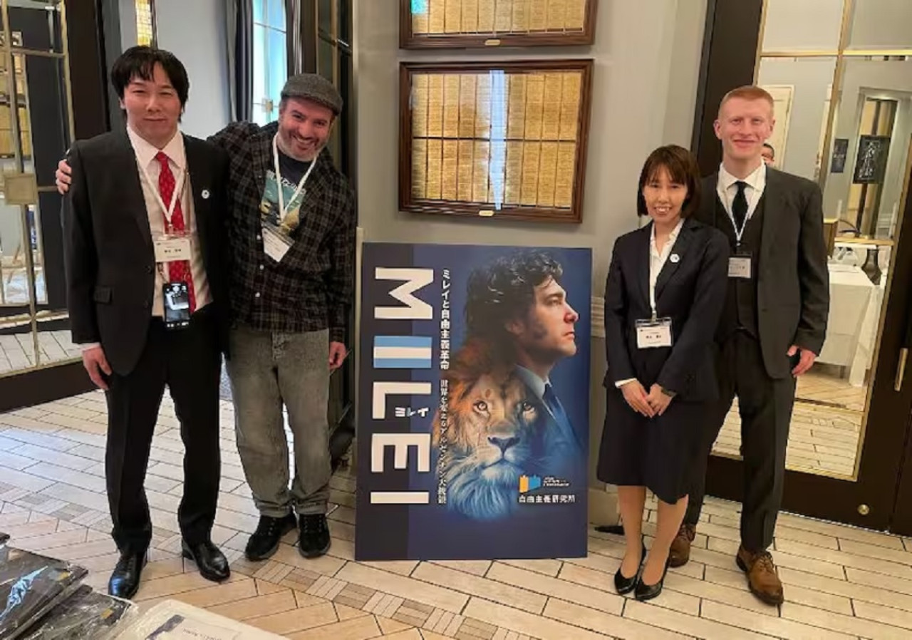 Marcelo Duclos presentó en Japón su libro sobre Javier Milei.