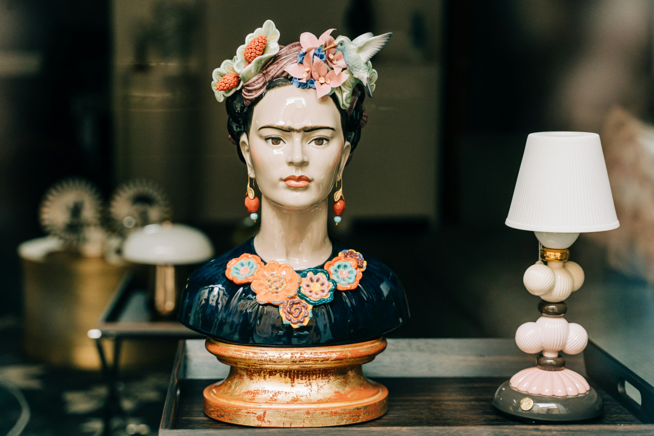 Objetos con la figura de Frida Kahlo. Foto: Unsplash.