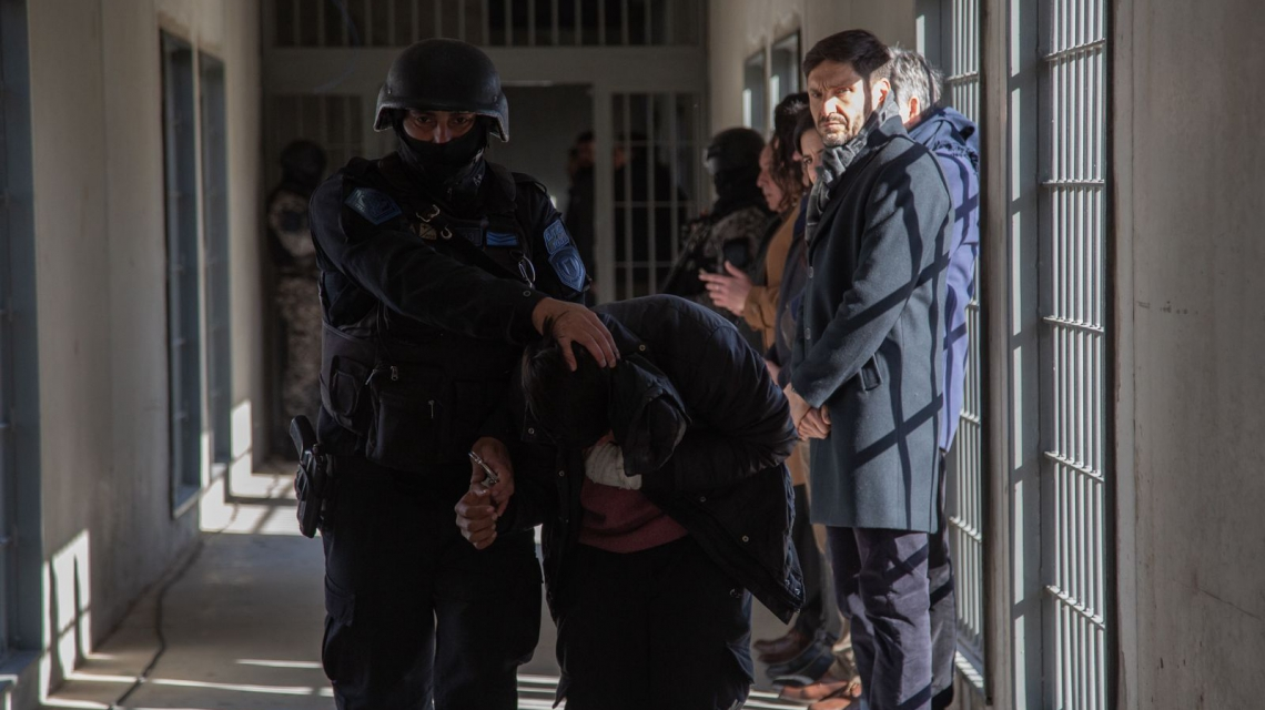 El gobernador de la provincia, Maximiliano Pullaro, supervisó el operativo de vaciamiento de presos de las comisarías