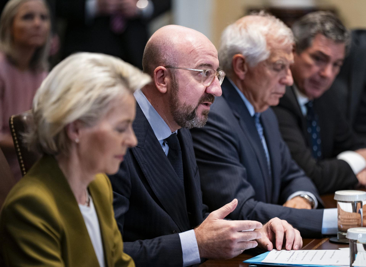 Charles Michel al lado de Ursula Von der Leyen y Josep Borrell. Foto: EFE.