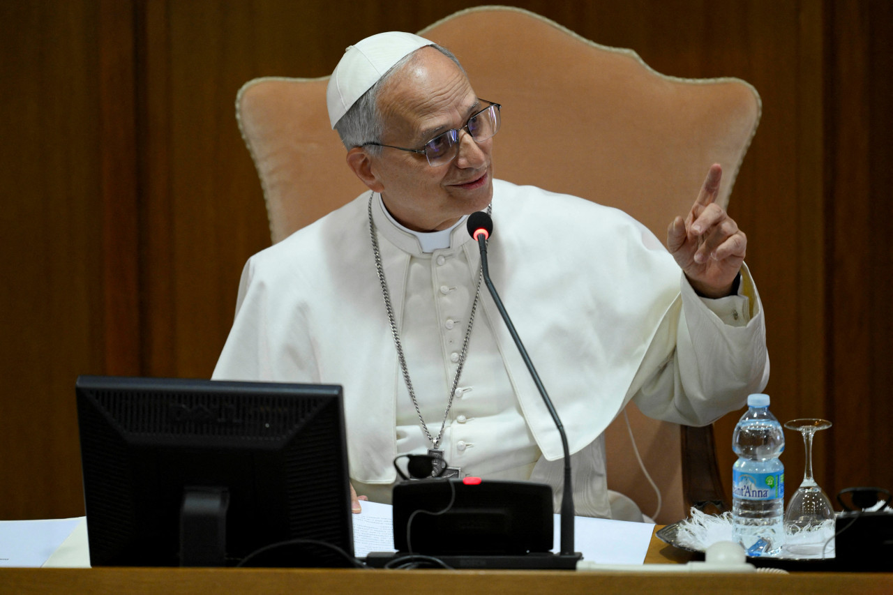 León XIV ante cardenales en el Vaticano. Foto: REUTERS.