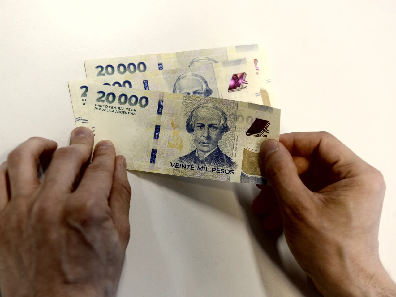 ¿Qué hay que hacer si el cajero automático da un billete manchado? Foto: NA/Damian Dopacio.