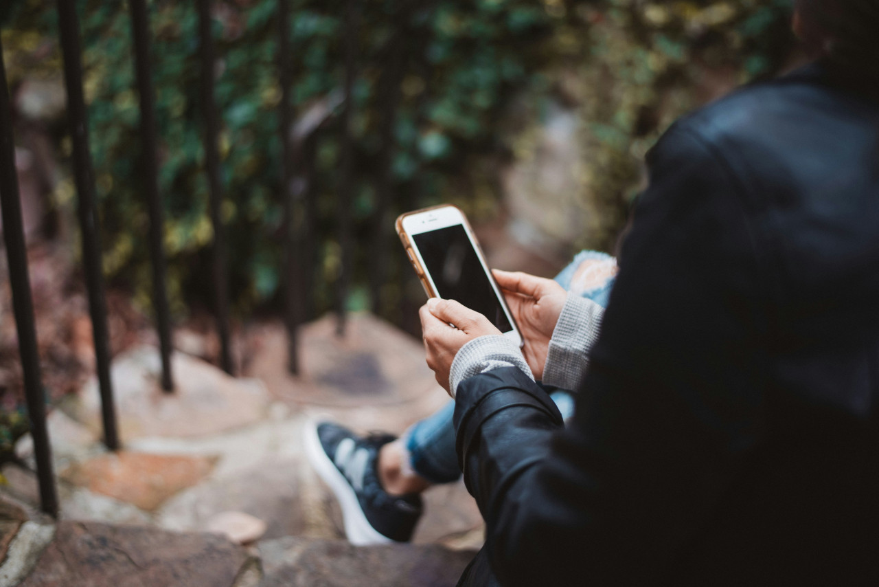 Una movida para dejar de ser adictos al celular. Foto: Unsplash.