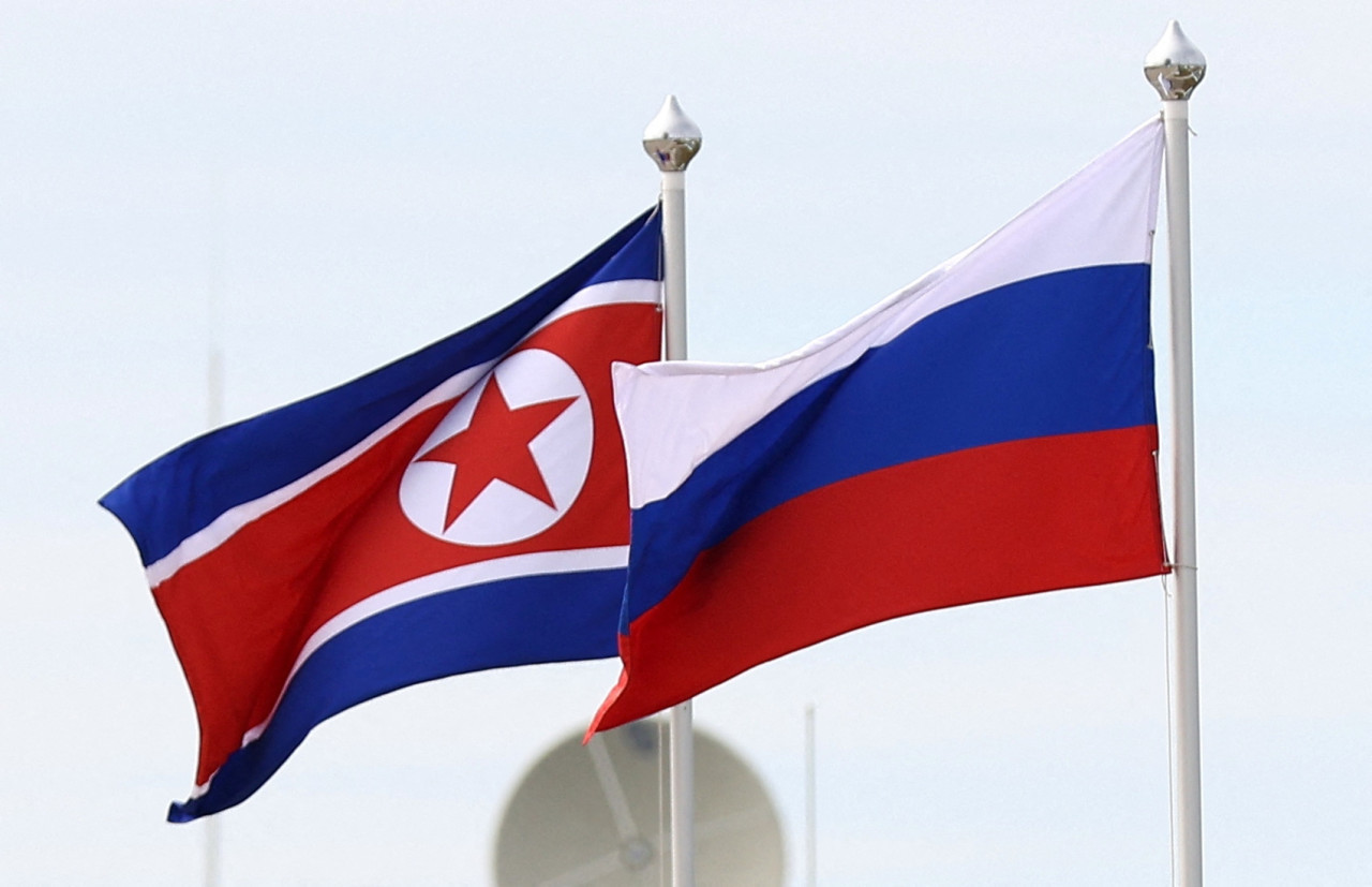 Las banderas de Rusia y Corea del Norte. Foto: Reuters.